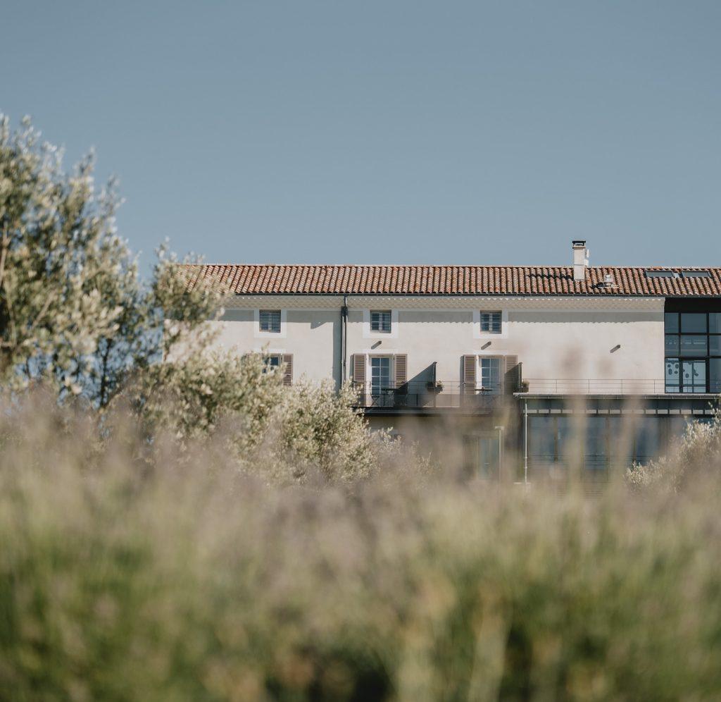 Lieu de mariage intimiste avec jardins et piscine en Drôme provençale